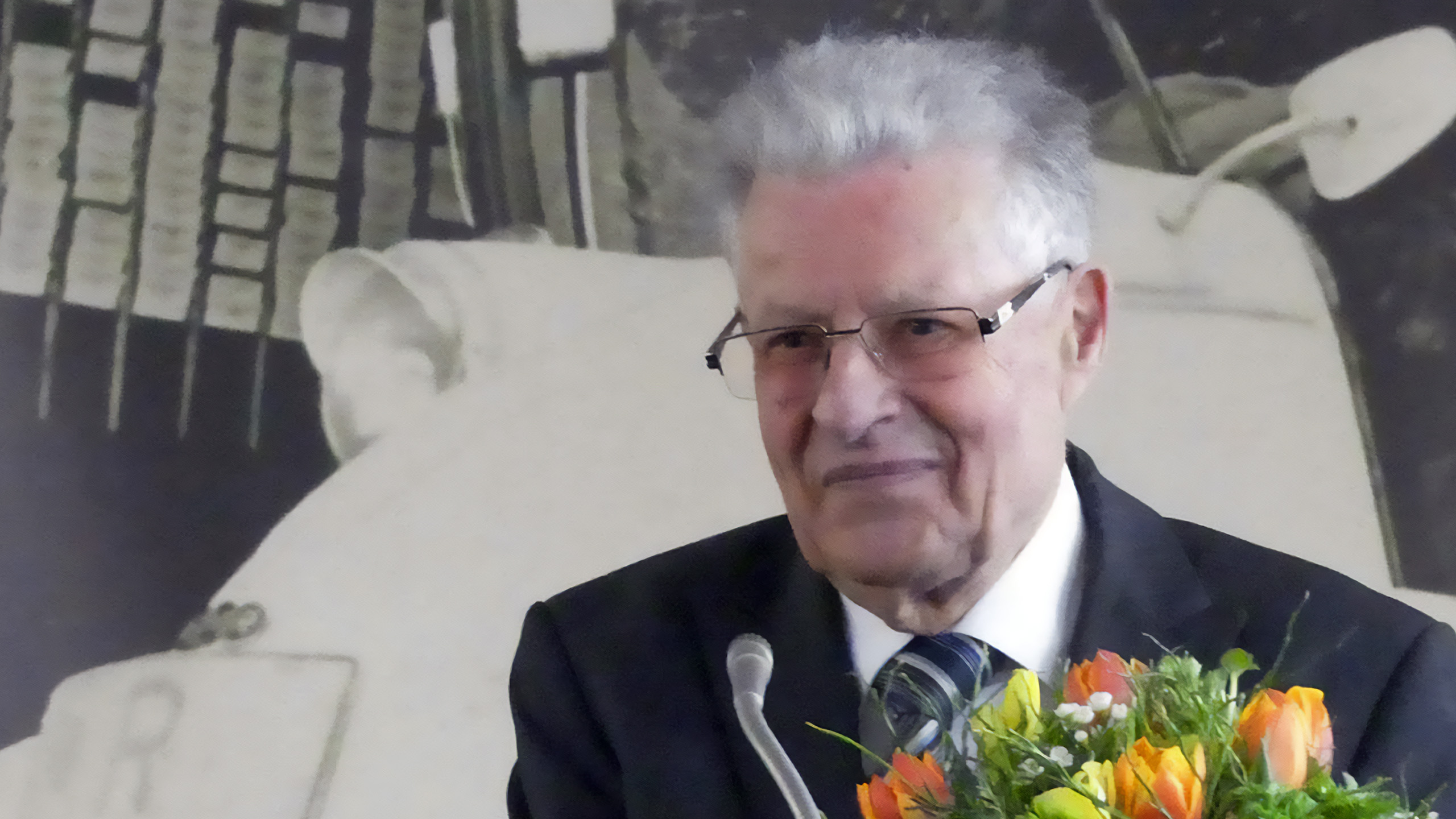 Auf dem Bild ist Martin Sauter, der Leihgeber der Sammlung zu sehen.